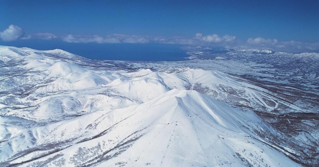 【北海道春季滑雪必讀】2026二世古平季攻略:纜車票價、住宿優惠與「藍天粉雪」完美時機 3 二世古春季滑雪