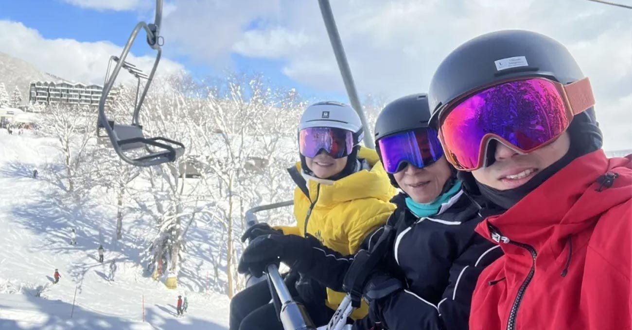 Pinnacle滑雪課程教練與學員共乘纜車