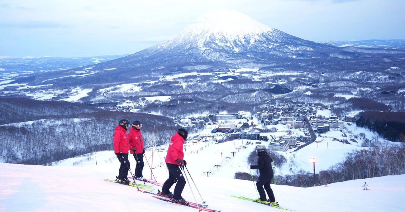 滑雪教練轉職指南|從興趣到職業:二世谷滑雪教練培訓如何幫你走上教練路 2 CSIA四級考官 滑雪教練系統培訓上課中
